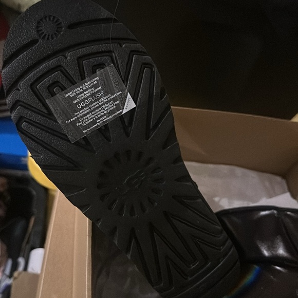 Black ankle boots Ugg size 9 never been worn - Picture 2 of 4